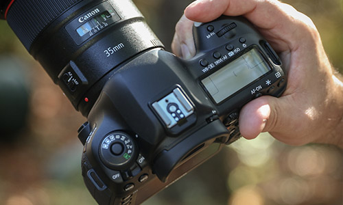 دوربین کانن 5D Mark IV با لنز 24-70